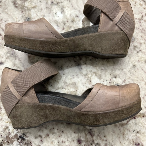 OTBT Shoes - OTBT SIZE 9. Taupe in great condition!